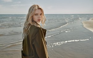 Woman with wavy type 2A hair